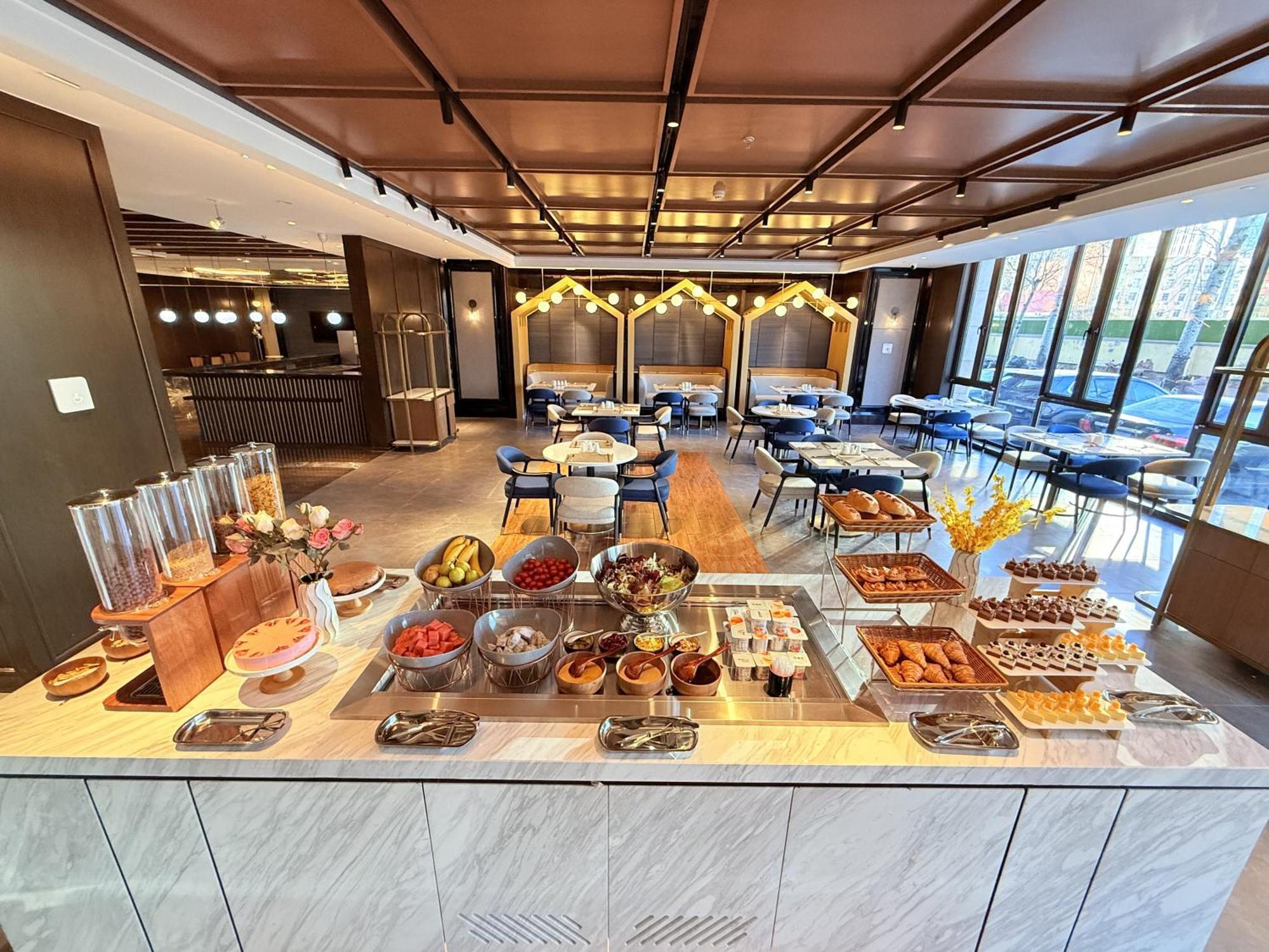 Hilton Garden Inn Beijing Guomao Экстерьер фото