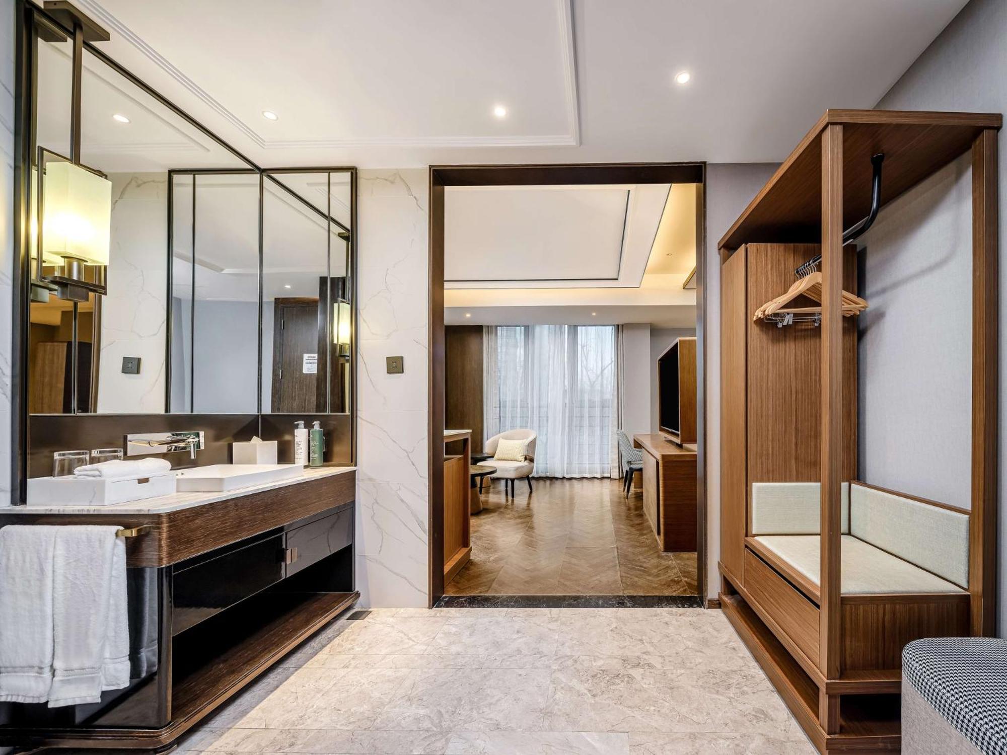 Hilton Garden Inn Beijing Guomao Экстерьер фото