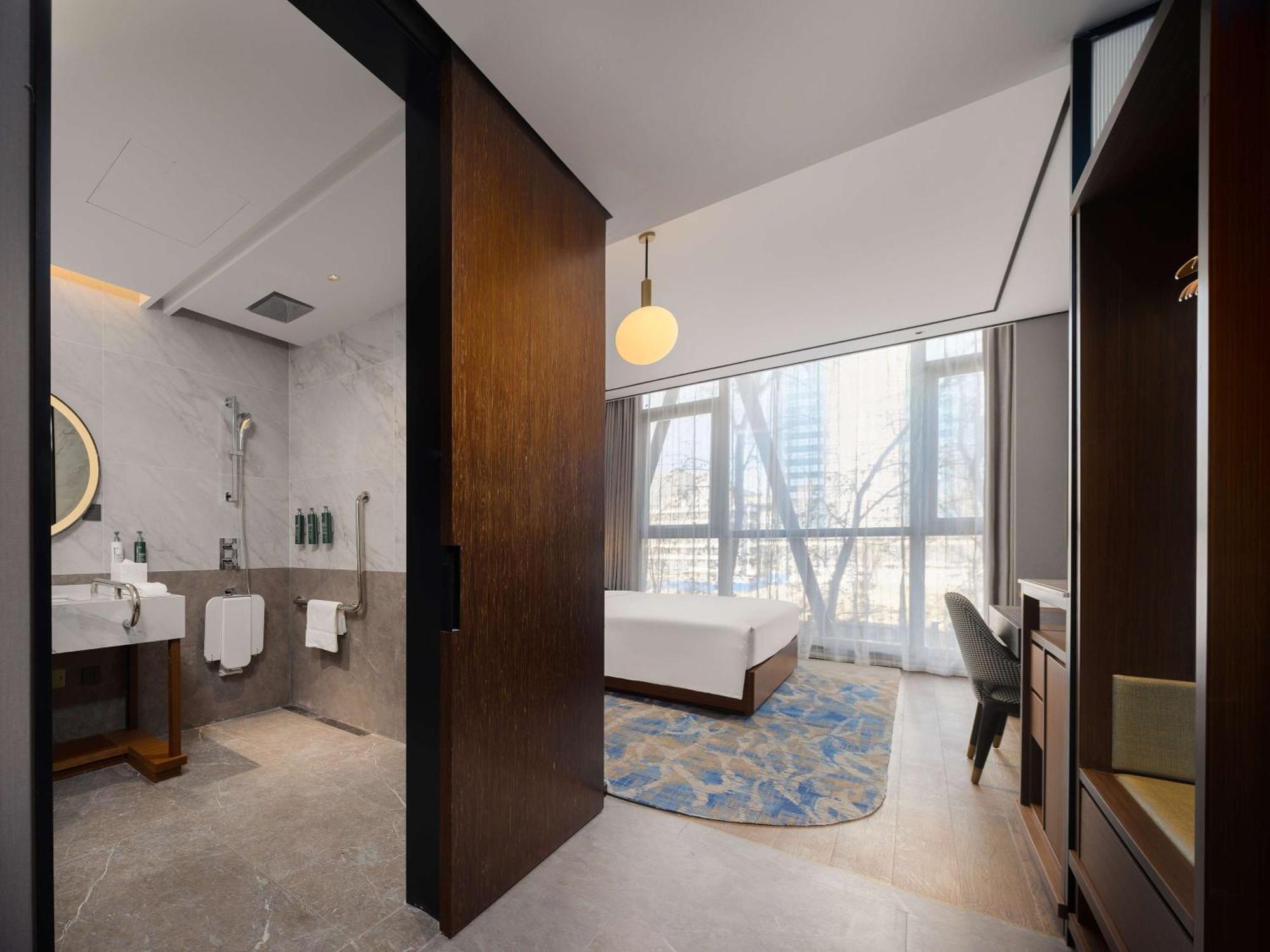 Hilton Garden Inn Beijing Guomao Экстерьер фото
