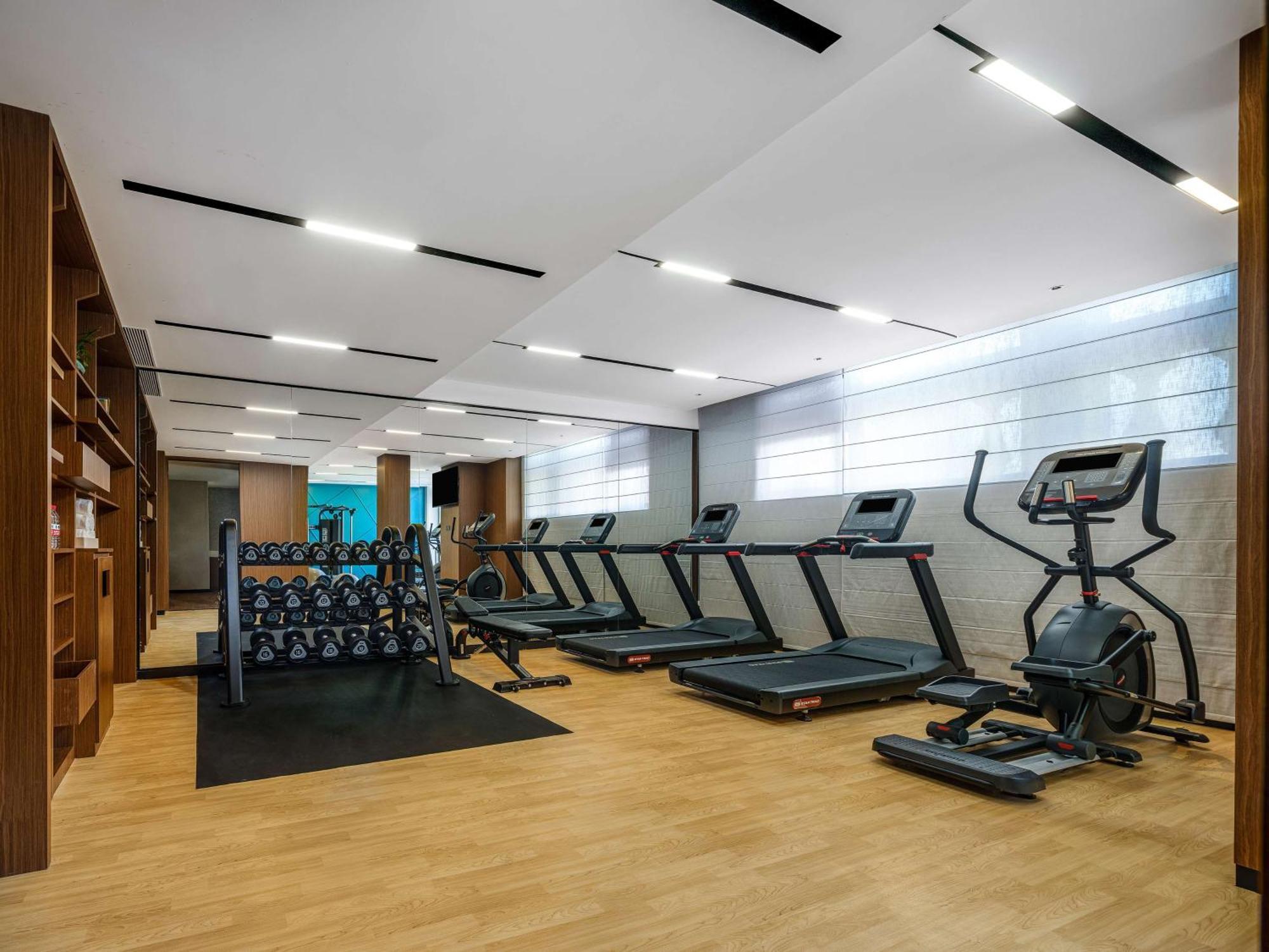 Hilton Garden Inn Beijing Guomao Экстерьер фото